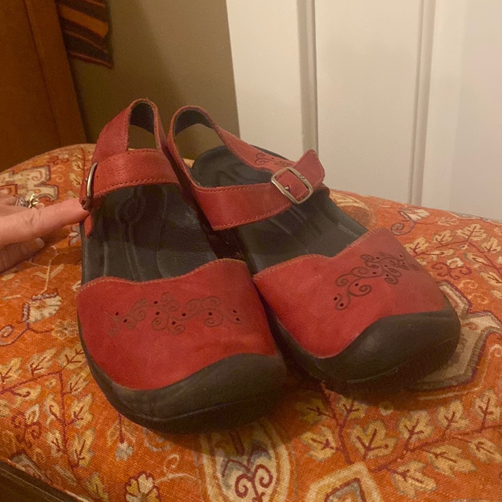 Women’s maroon Keen Mary Jane’s size 7.
